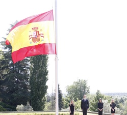 La Familia Real durante la ceremonia de arriado de la Enseña Nacional